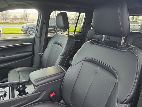 Used 2025 Jeep Grand Cherokee Limited w/ Luxury Tech Group II image 14