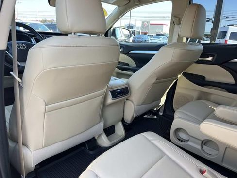 Used 2019 Toyota Highlander XLE AWD/4WD image 20