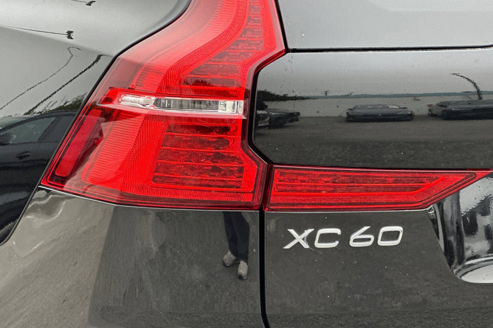 Used 2023 Volvo XC60 B5 Plus AWD/4WD image 34