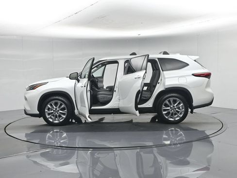 Used 2022 Toyota Highlander Limited FWD image 42
