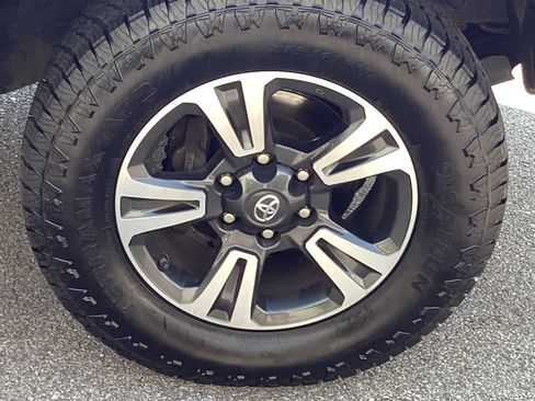 Used 2018 Toyota Tacoma TRD Sport AWD/4WD image 18