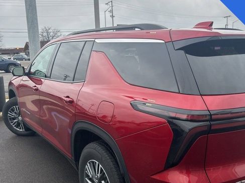 Used 2024 Chevrolet Traverse LT image 7