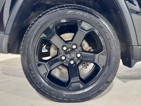 Used 2020 Jeep Grand Cherokee Laredo image 36