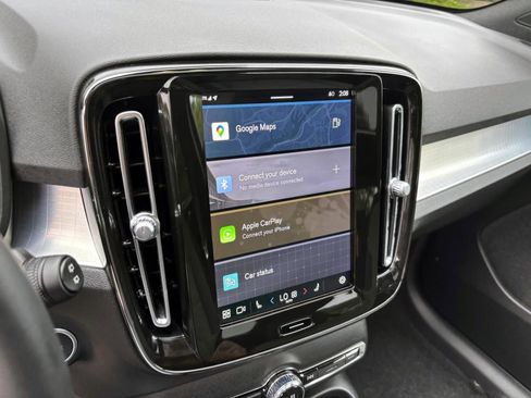 Used 2025 Volvo XC40 B5 Core image 19