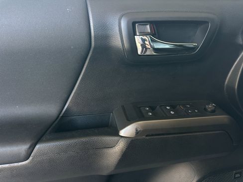 Used 2019 Toyota Tacoma TRD Off-Road image 10