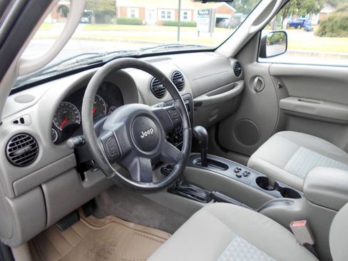 Used 2005 Jeep Liberty Sport image 10