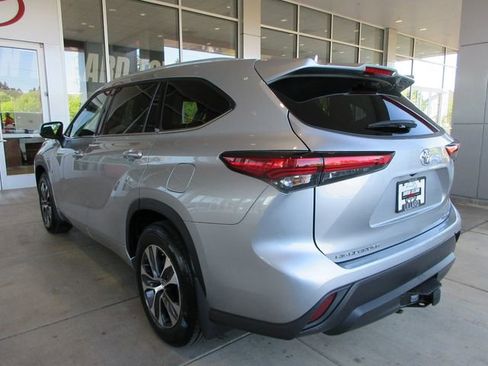 Used 2022 Toyota Highlander XLE AWD/4WD image 8