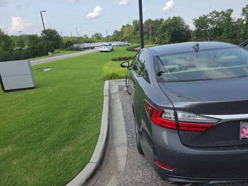 Used 2016 Lexus ES 350 w/ Premium Package w/Wood Trim FWD image 14
