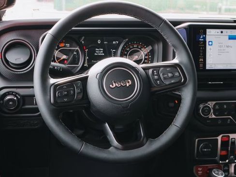 Used 2025 Jeep Wrangler Unlimited Rubicon image 15