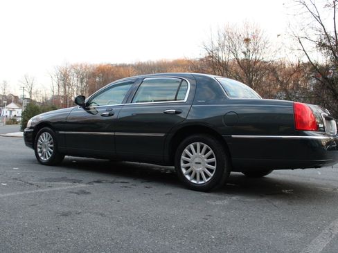 Used 2003 Lincoln Town Car Signature image 4