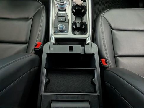 Certified 2022 Ford Explorer XLT w/ Equipment Group 202A image 33