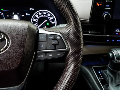 Used 2023 Toyota Sienna Platinum image 35