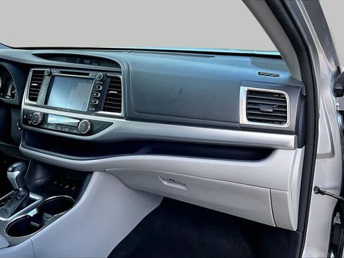Used 2016 Toyota Highlander XLE AWD/4WD image 19