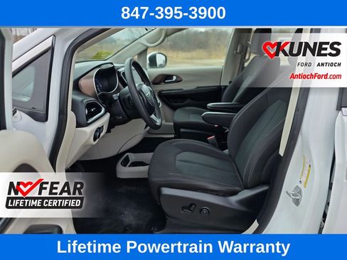 Used 2022 Chrysler Voyager LX image 17