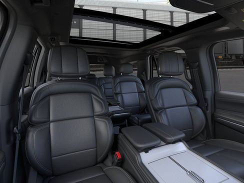 New 2026 Lincoln Navigator Reserve w/ Jet Appearance Package AWD/4WD image 10