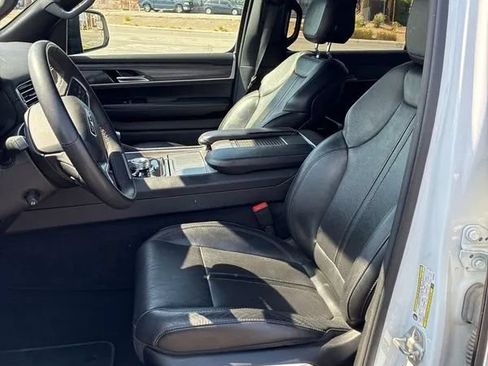 Used 2023 Jeep Wagoneer L Series II AWD/4WD image 9