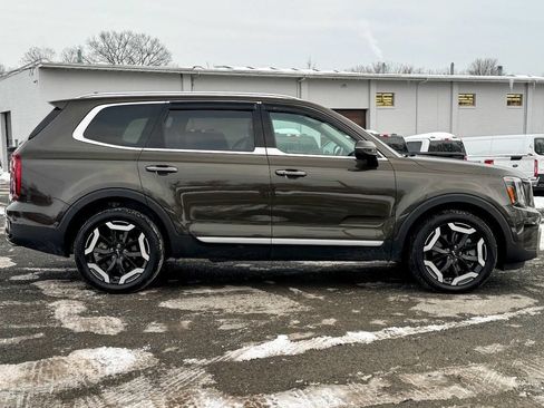 Used 2023 Kia Telluride S image 2