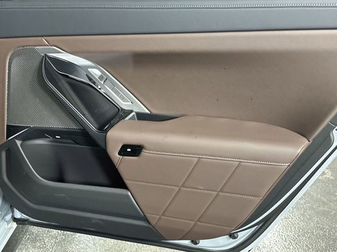 Used 2025 BMW 740i xDrive image 36