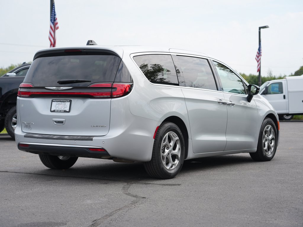 Used 2024 Chrysler Pacifica Limited FWD image 3