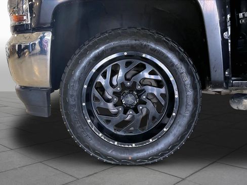 Used 2018 Chevrolet Silverado 1500 LT w/ Texas Edition image 9