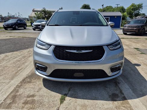 Used 2023 Chrysler Pacifica Touring-L FWD image 7