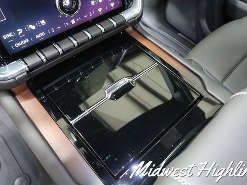 Used 2025 GMC Yukon XL Denali w/ Denali Reserve Package image 17