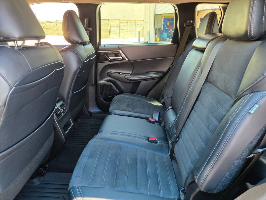 Used 2023 Mitsubishi Outlander SE FWD image 15