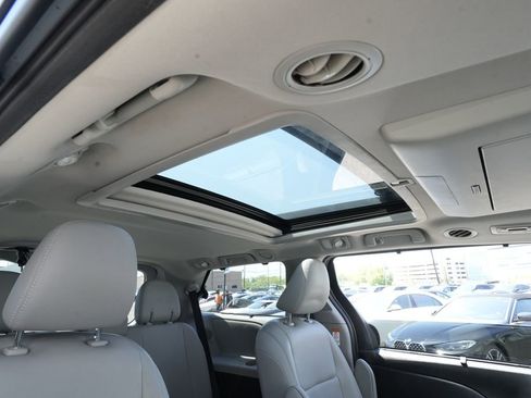 Used 2017 Toyota Sienna AWD image 30