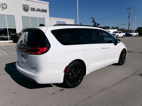 Used 2025 Chrysler Pacifica Limited image 4