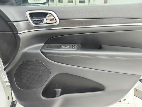 Used 2018 Jeep Grand Cherokee Limited image 42