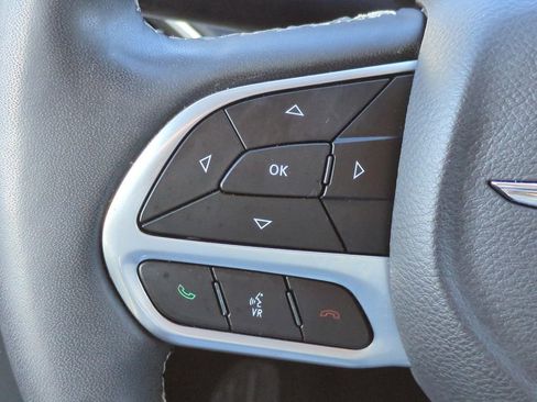 Used 2023 Chrysler Pacifica Touring-L image 4