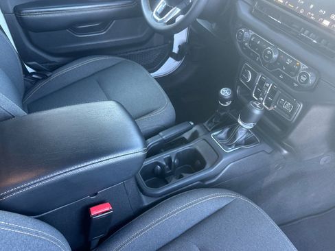 Used 2024 Jeep Wrangler Unlimited Sahara AWD/4WD image 19