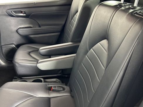 Used 2024 Toyota Highlander XLE image 15