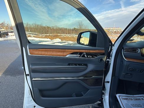 Used 2023 Jeep Grand Wagoneer Series II image 28