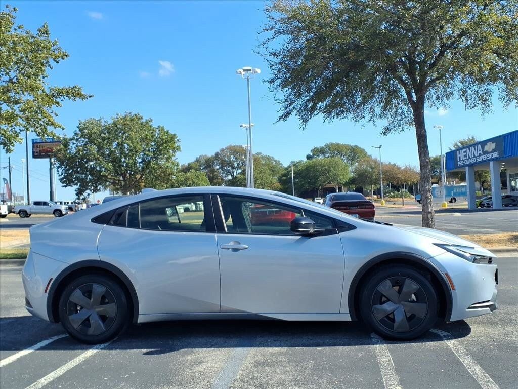 Used 2023 Toyota Prius LE FWD image 3