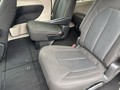 Used 2022 Chrysler Voyager LX image 19