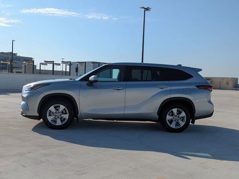 Used 2024 Toyota Highlander LE image 4
