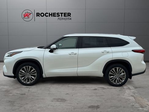 Used 2022 Toyota Highlander Platinum AWD/4WD image 2