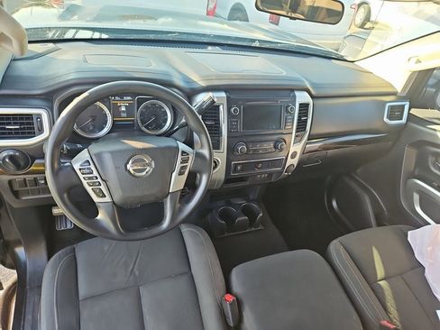 Used 2019 Nissan Titan SV image 6