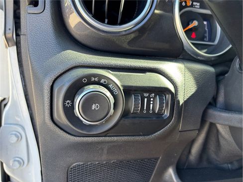 Used 2021 Jeep Wrangler Unlimited Sahara w/ Altitude image 28