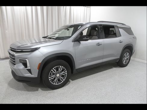 Used 2025 Chevrolet Traverse LT w/ Driver Confidence Package FWD image 3