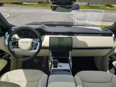 New 2026 Land Rover Range Rover Long Wheelbase SE AWD/4WD image 12