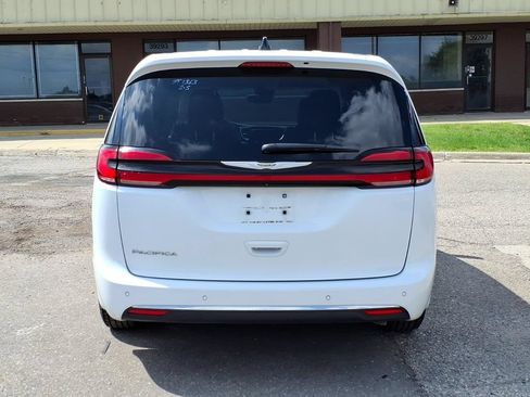 Used 2023 Chrysler Pacifica Touring-L FWD image 4