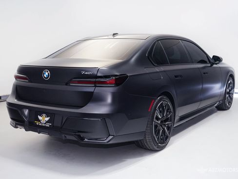 Used 2025 BMW 740i w/ Premium Package RWD image 5