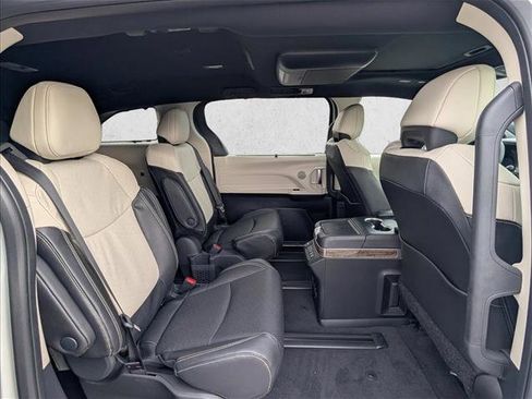 New 2026 Toyota Sienna Platinum image 8
