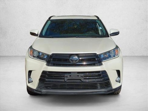 Used 2017 Toyota Highlander SE image 2