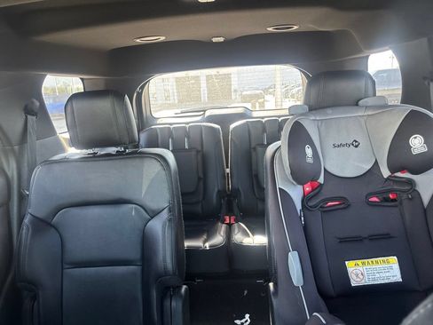 Used 2017 Ford Explorer XLT w/ Equipment Group 202A AWD/4WD image 17