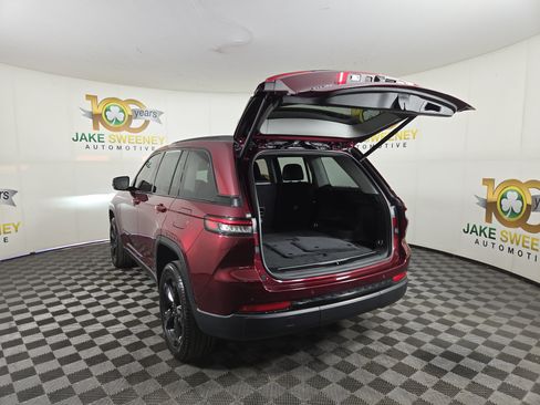 Used 2023 Jeep Grand Cherokee Limited w/ Black Appearance Package AWD/4WD image 33