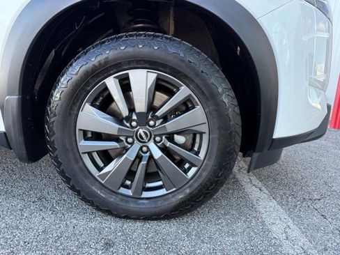 Used 2022 Nissan Pathfinder SV image 11