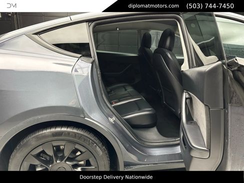 Used 2022 Tesla Model Y Long Range image 21